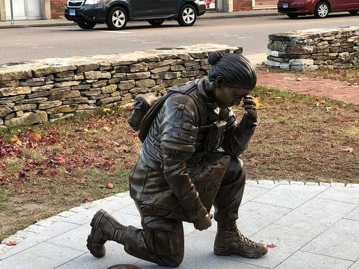 Bronze military memorial kneeling female soldier in uniform statue