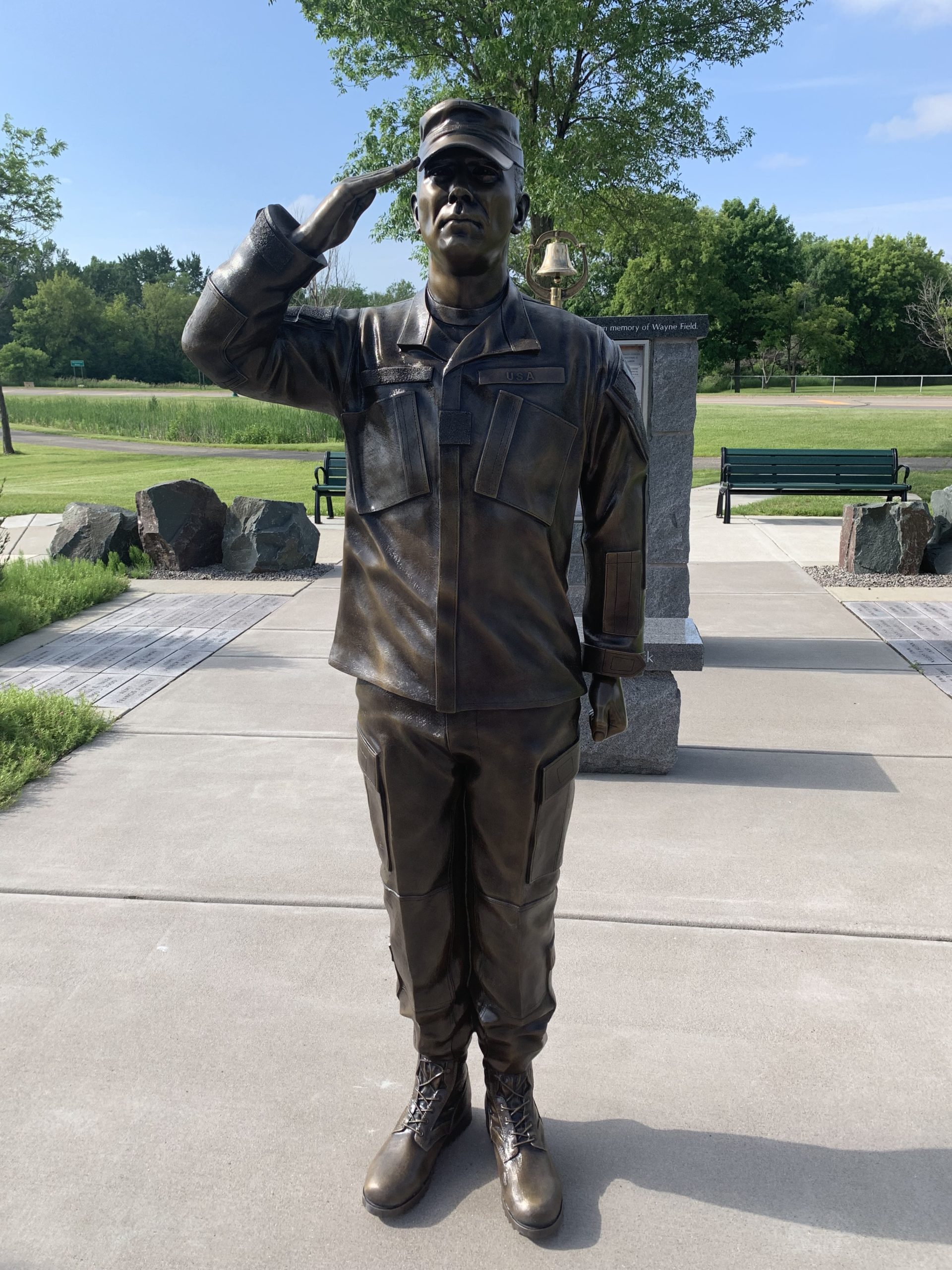 saluting soldier statue