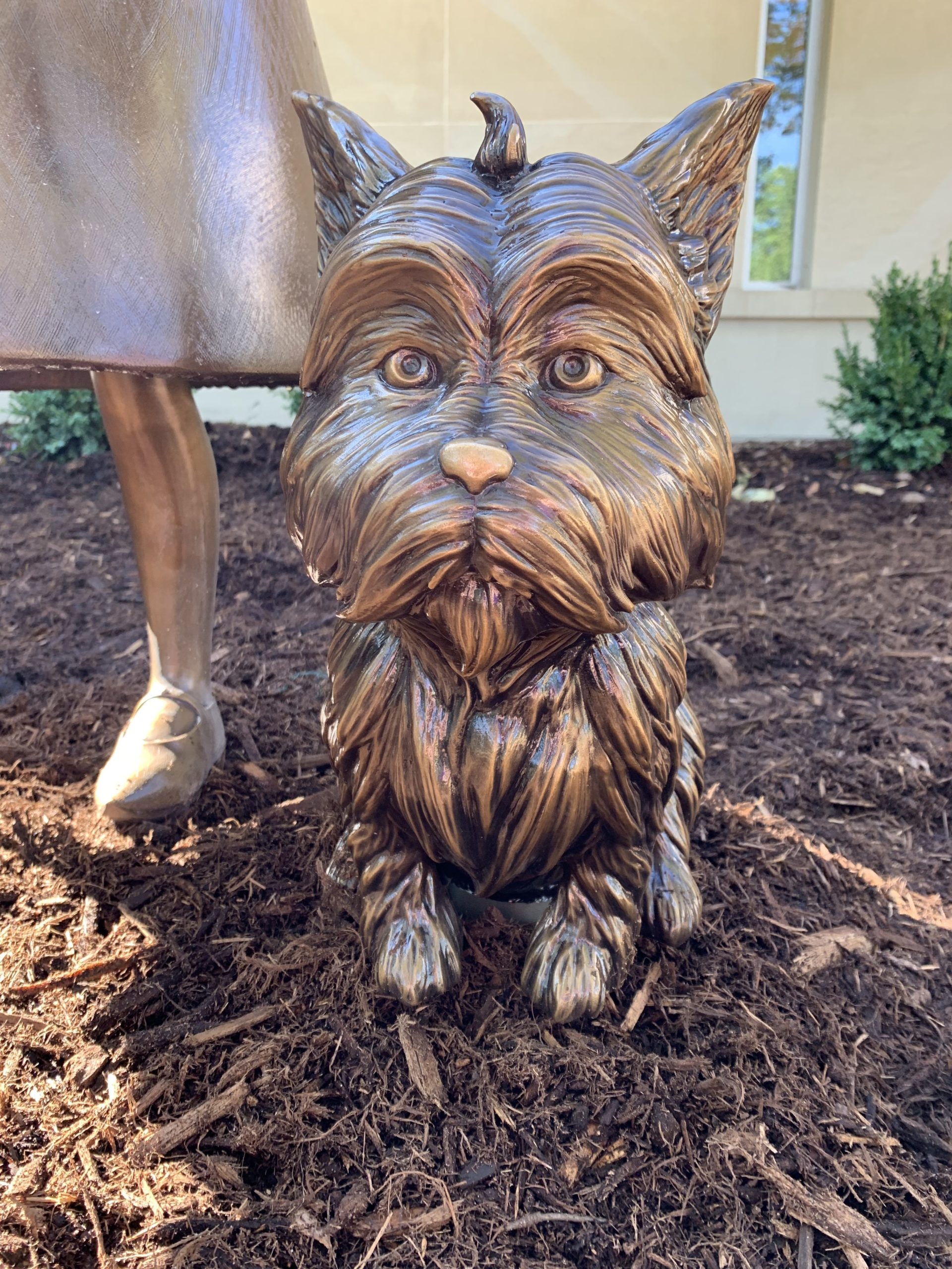 toto wizard of oz statues