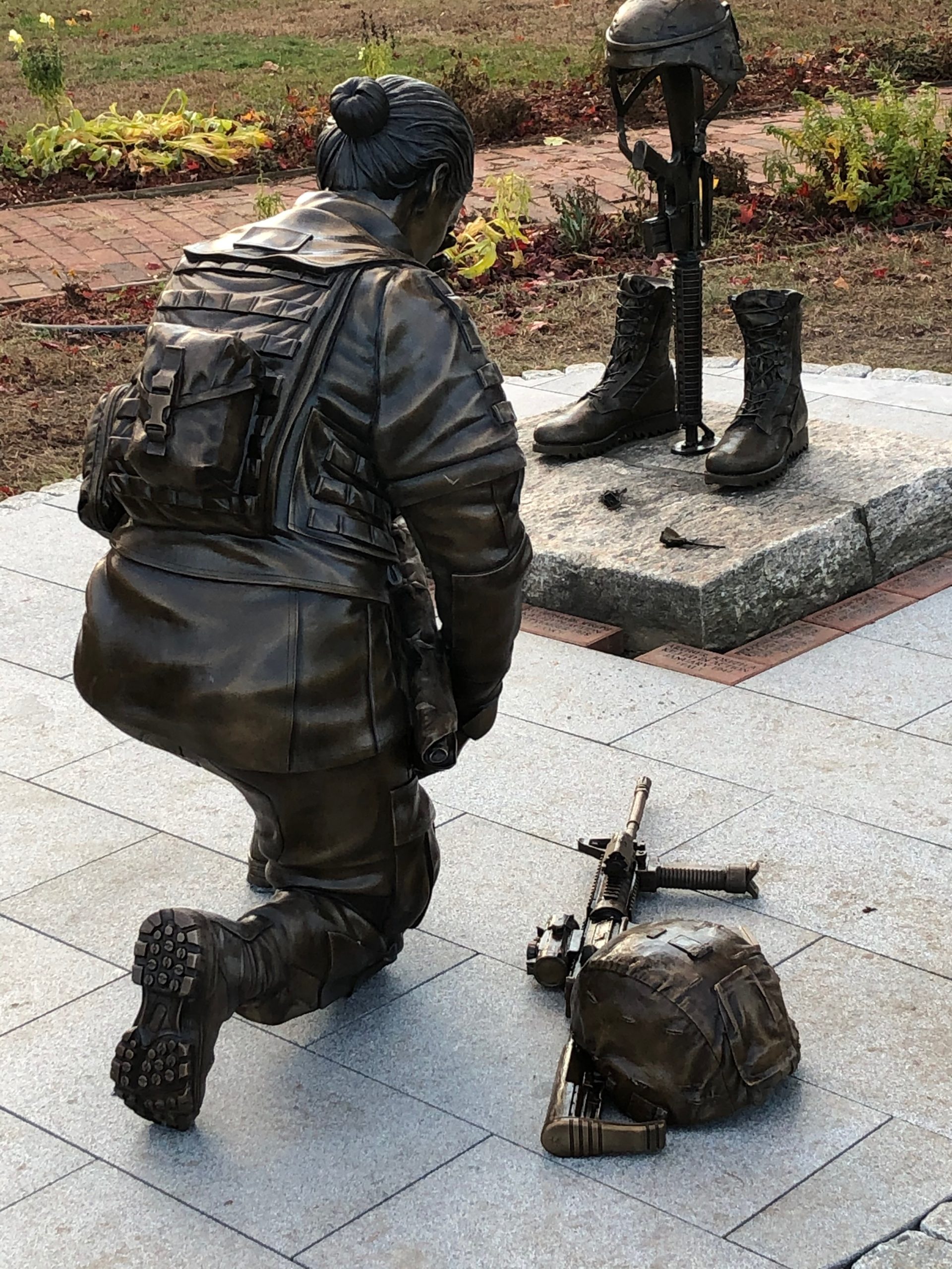 kneeling soldier bronze statue