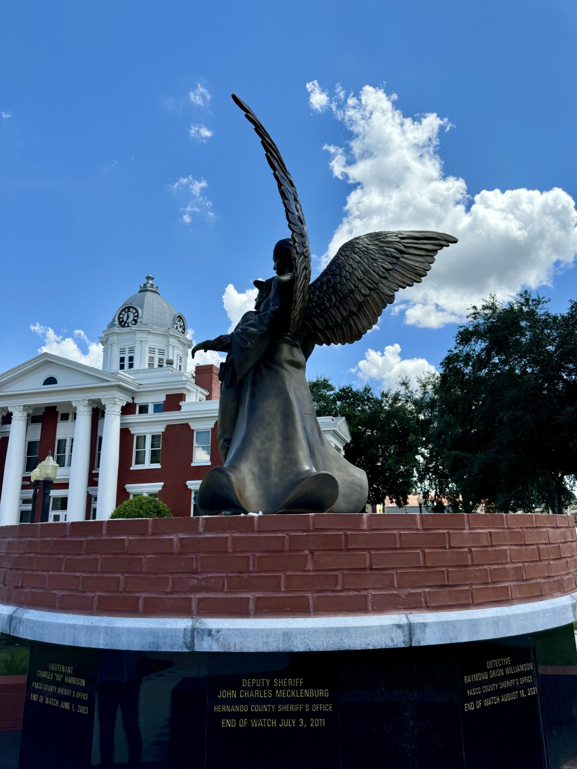 fallen law officer with angel memorial